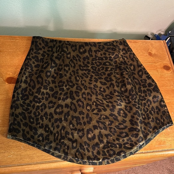 Zara Green Leopard Mini Skirt - Picture 4 of 7